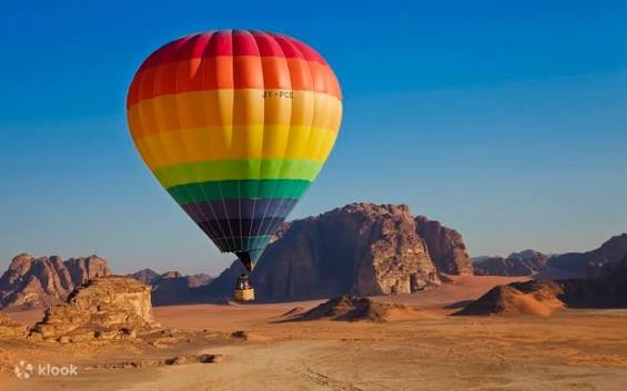 International hot-air balloon skydiving event opens in Wadi Rum