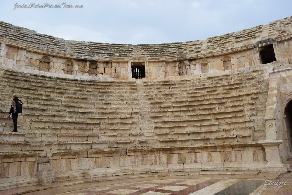 Hadrian’s Arch in Jerash, a must-see site on a full-day Jordan tour