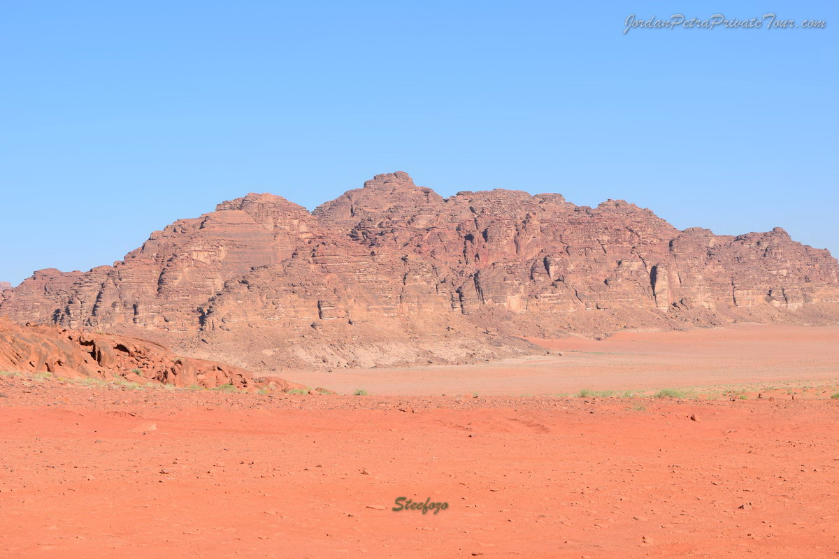 Wadi Rum Desert Tour – A breathtaking view of Wadi Rum’s vast desert landscape with towering sandstone mountains.