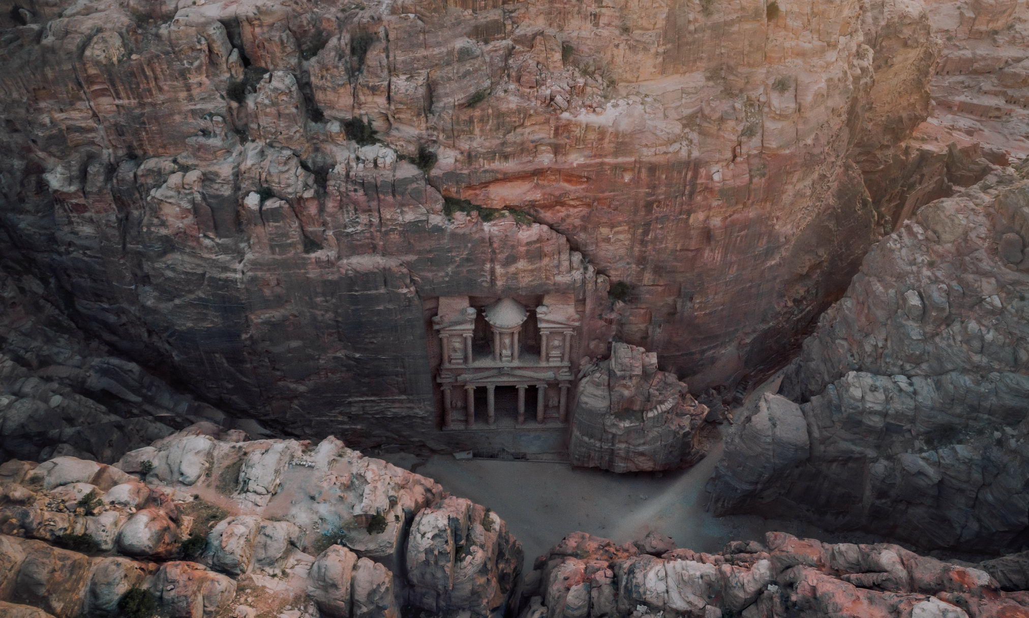 Petra Tours – The stunning Treasury in Petra, a highlight of all Jordan multi-day tours.